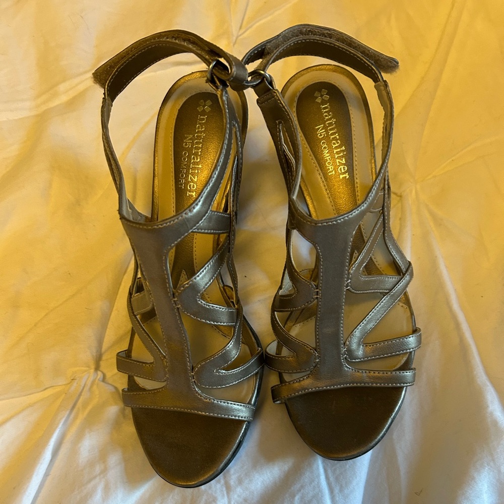 Naturalizer N5 Comfort, size 7W, champagne coloured platform sandals.